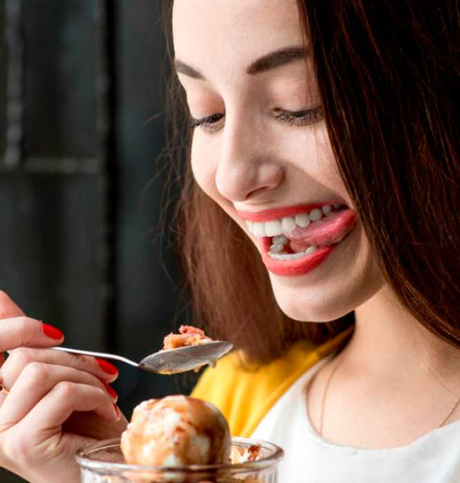 feliz comiendo helado